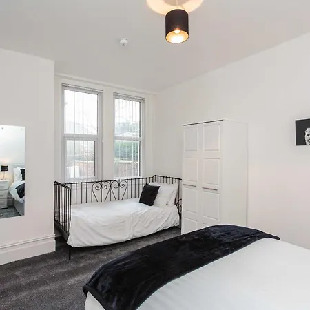 Cherry Property - Berry Apartments Blackpool Room photo
